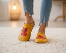 anatomske žute kožne klompe sa prišivcima mačke i šapice