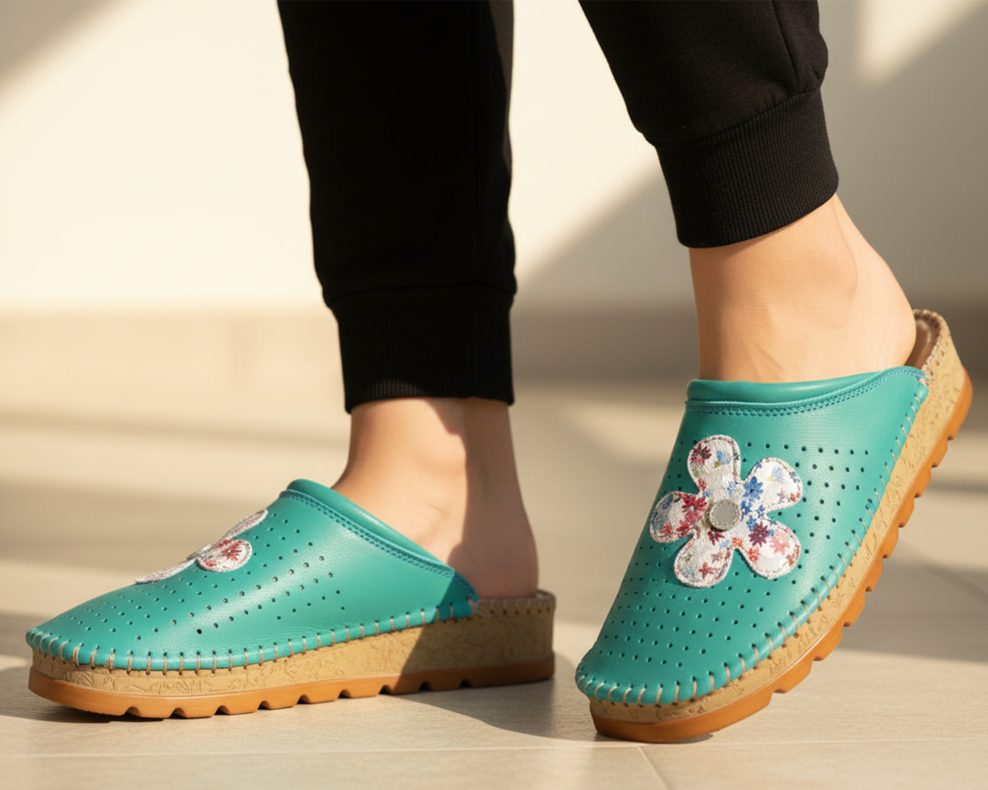 cijan medicinske klompe sa prišivkom cvijeta