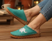 medicinske klompe svjetlo plava sa srebrnim slonom