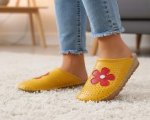 žute kožne klompe sa crvenim prišivkom cvijeta