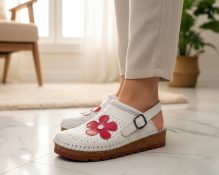 bijele medicinske klompe sa prišivkom