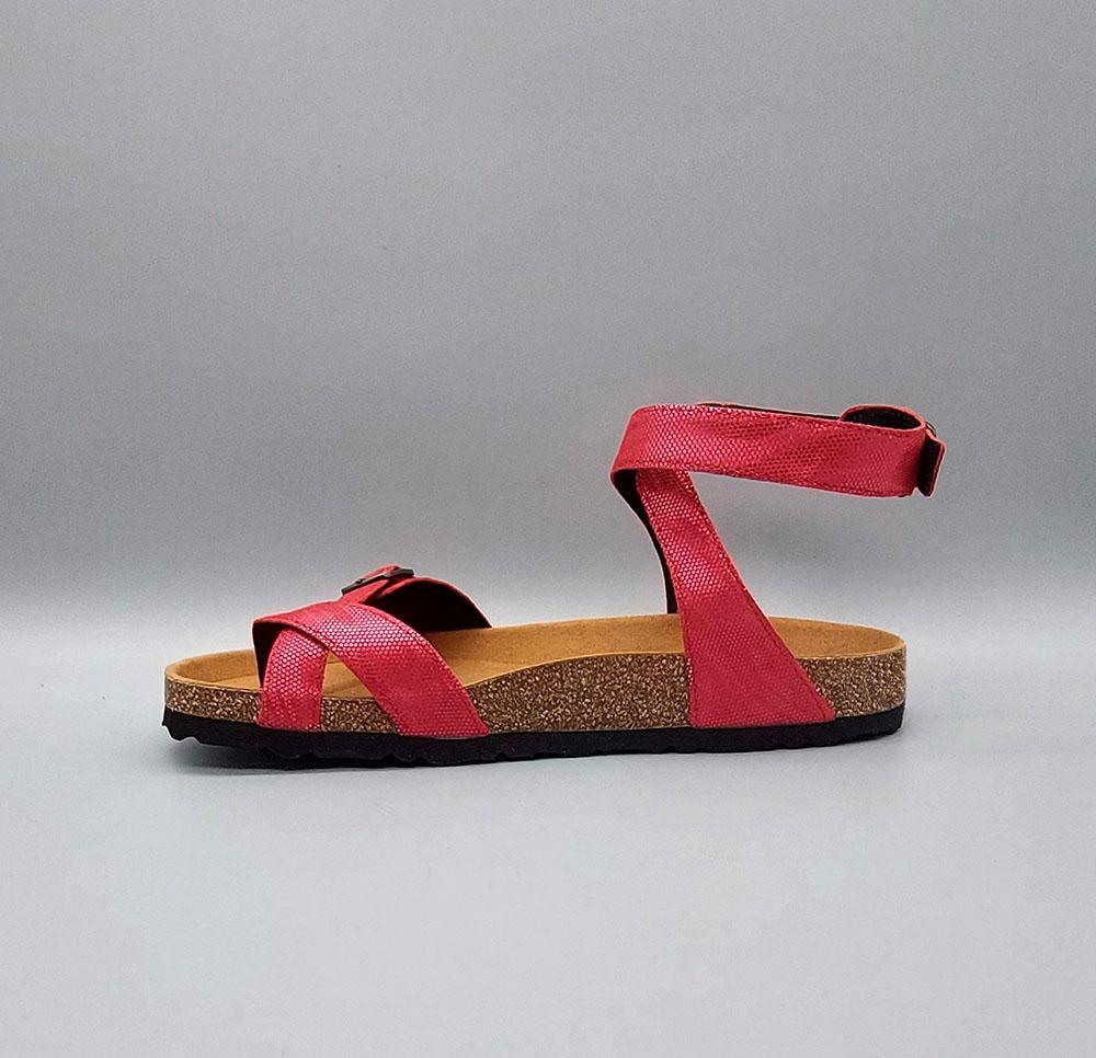 Crvene ženske ljetne sandale.