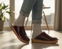 tamno crvene klompe, od prirodne kože