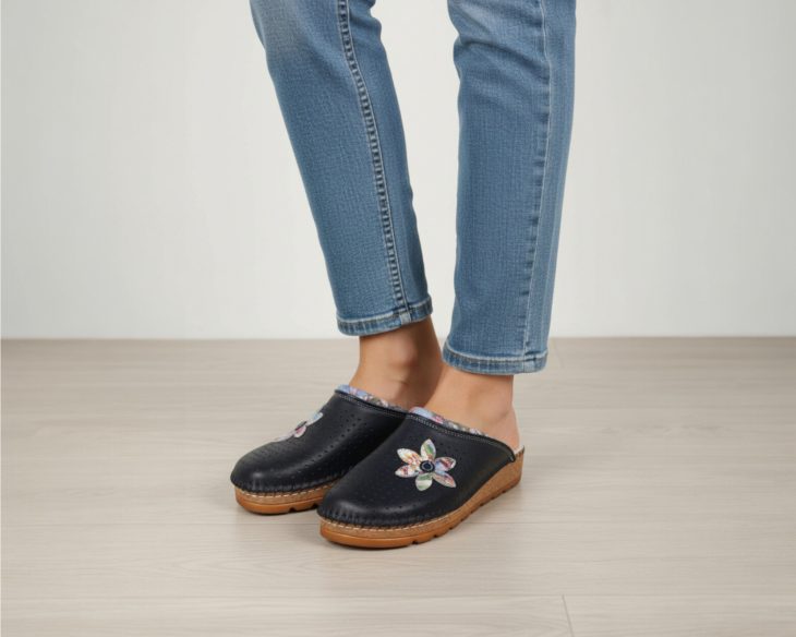 crne kožne klompe sa prišivkom šarenog cvijeta