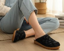 crne kožne klompe sa uzorkom