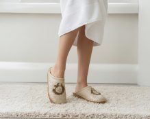 bež klompe od prirodne kože, sa prišivcima lava