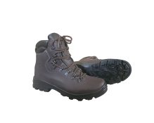 smeđe kožne čizme