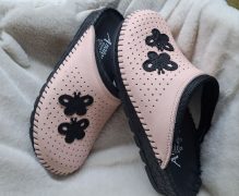 anatomske klompe roza sa leptirima