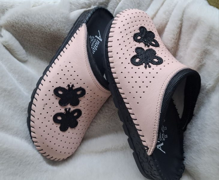 anatomske klompe roza sa leptirima