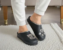 crne anatomske klompe, mačka šapica