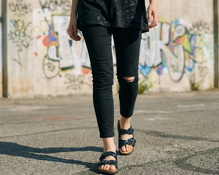 701 436model nosi crne hlace i maskirne natikace sa dva remena maskirne Photoroom