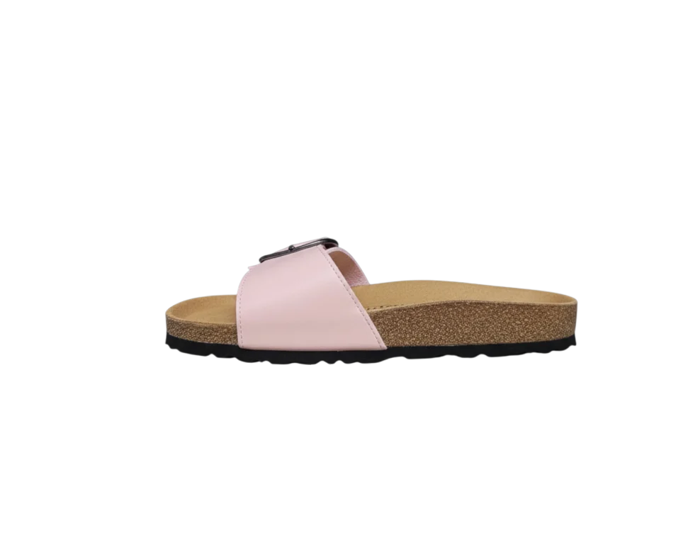 Anatomska kožna natikača u pastelno ružičastoj nijansi s crnim gumenim potplatom.