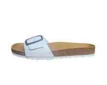 Bijela ženska natikača od lakirane kože s metalnom kopčom i đonom od plute, bočni pogled.