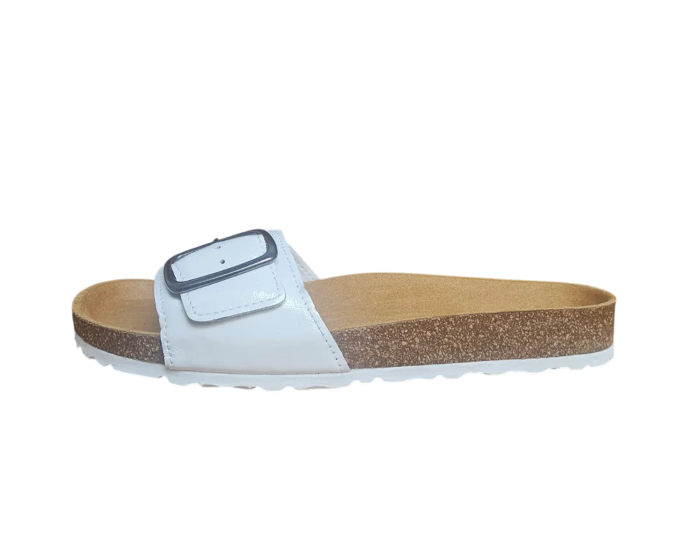 Bijela ženska natikača od lakirane kože s metalnom kopčom i đonom od plute, bočni pogled.