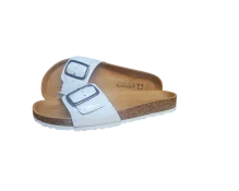 Par bijelih anatomskih natikača s vidljivim logotipom Anatomic na kožnoj tabanici i podesivim remenom