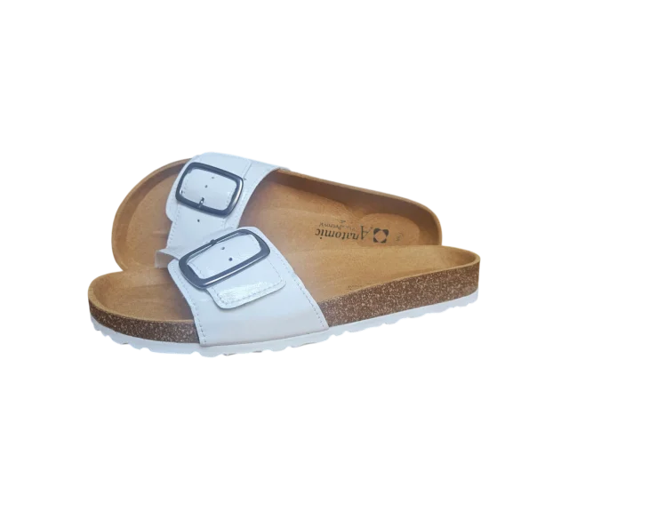 Par bijelih anatomskih natikača s vidljivim logotipom Anatomic na kožnoj tabanici i podesivim remenom