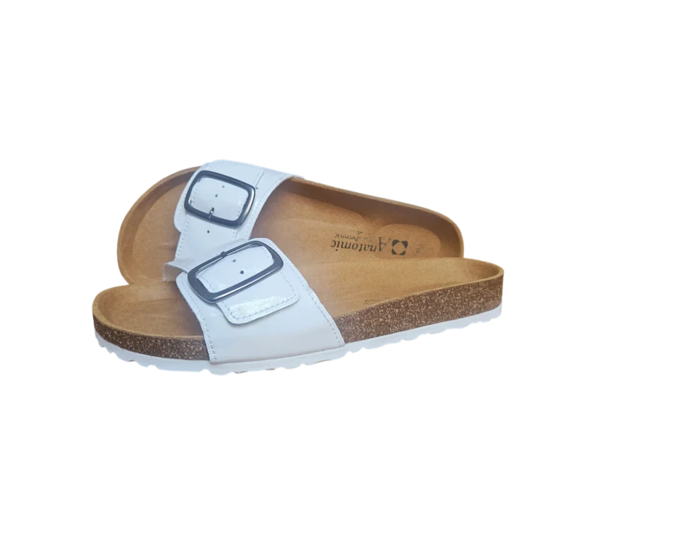 Par bijelih anatomskih natikača s vidljivim logotipom Anatomic na kožnoj tabanici i podesivim remenom