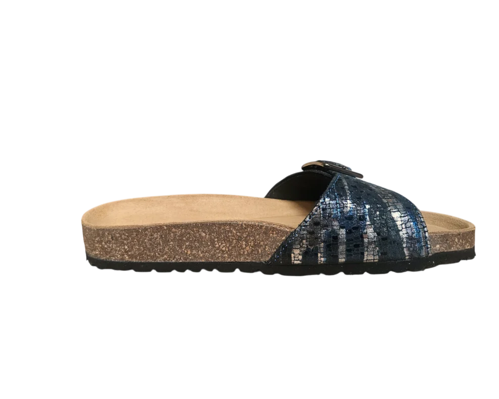 Podesiva metalna kopča na plavim metalik natikačama s reljefnom teksturom