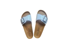 Ženske bijele lakirane papuče s plutenim đonom naslagane jedna na drugu, prikaz teksture lakirane kože.