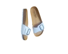 Ženske bijele lakirane papuče s plutenim đonom naslagane jedna na drugu, prikaz teksture lakirane kože. (2)