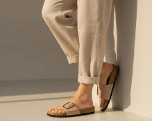 Modna kombinacija uz bež Anatomic kožne natikače i lanene hlače.