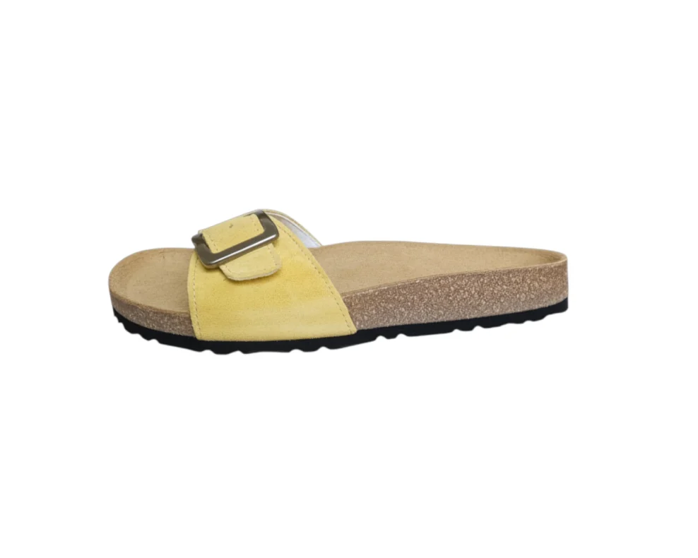 Amber Yellow natikača s kontrastnim crnim protukliznim potplatom.