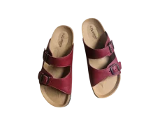 detalj metalnih kopci bordo natikace.