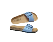 ar ženskih anatomskih natikača u svjetloplavoj metalik boji na bijeloj pozadini. Kožne sandale s bisernim sjajem i velikom kopčom za ljeto.