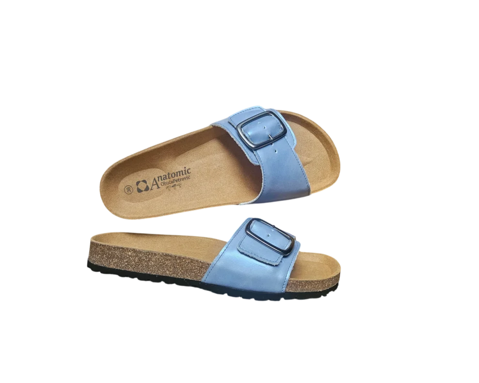 ar ženskih anatomskih natikača u svjetloplavoj metalik boji na bijeloj pozadini. Kožne sandale s bisernim sjajem i velikom kopčom za ljeto.