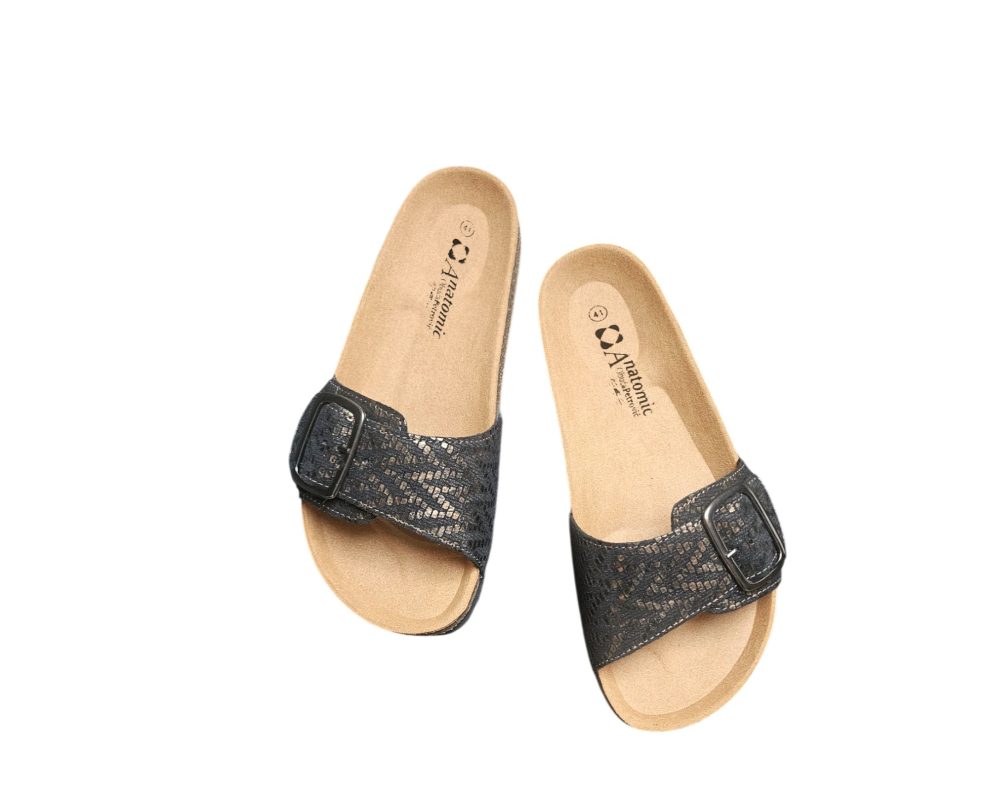 Par ženskih anatomskih natikača s crno-zlatnim zmijskim dezenom i podesivom kopčom.