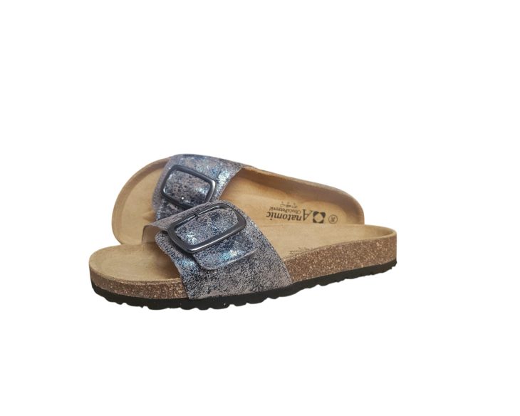 detalj-prirodne-koze-topla-sivo-smedja-podloga-sa-srebrnim-mrljama-vintage-stil