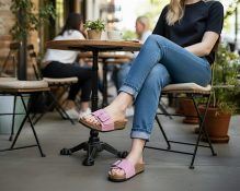 zenske anatomske natikace orchid pink antilop lifestyle.webp