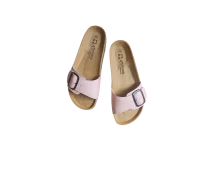 Prikaz podesivog remena od glatke ružičaste kože i robusne metalne kopče.