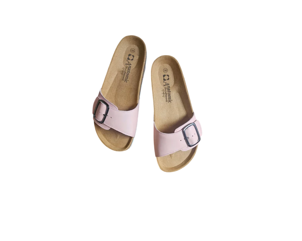 Prikaz podesivog remena od glatke ružičaste kože i robusne metalne kopče.